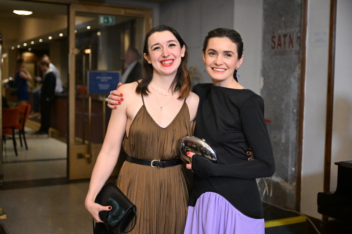 FOTO: Sarah Haváčová se sestrou. – stránka 43