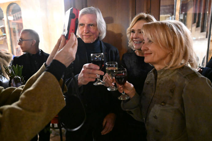 FOTO: Helena Vondráčková, Veronika Žilková a Ivan Hubáč se skleničkami v ruce. – stránka 3