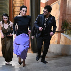 Sarah Haváčová se dala do řeči s Tomášem hruškou.