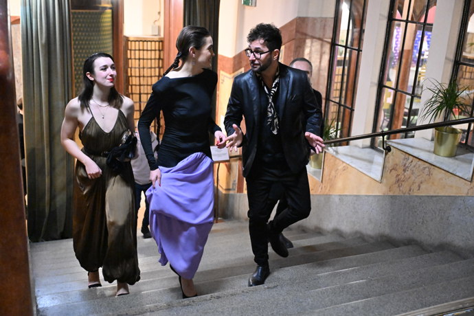 FOTO: Sarah Haváčová v doprovodu sestry a Tomáše Hrušky. – stránka 41