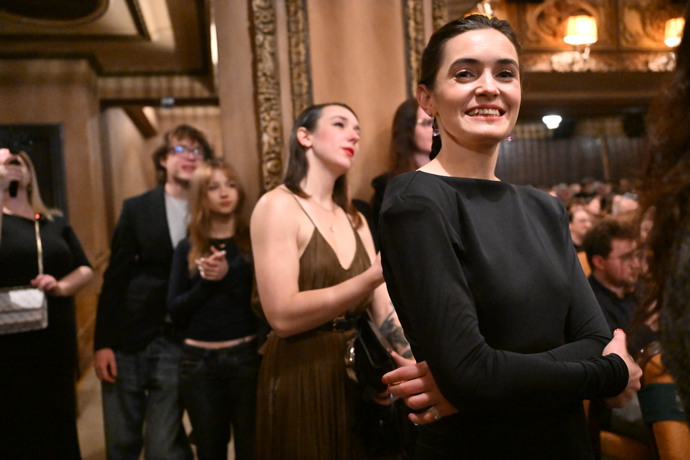 FOTO: Sarah Haváčová na slavnostním promítání prvních dvou dílu Metoda Markovič: Straka. – stránka 39