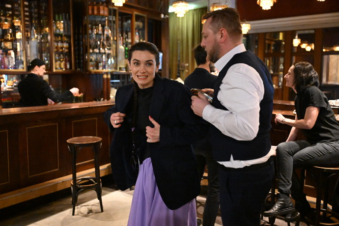 FOTO: Sarah Haváčová si na pánskou společnost rozhodně nemůže stěžovat. – stránka 26