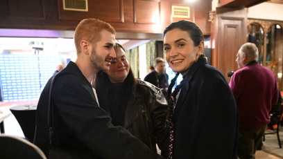 FOTO: Sarah Haváčová byla neustále v obležení mužů.