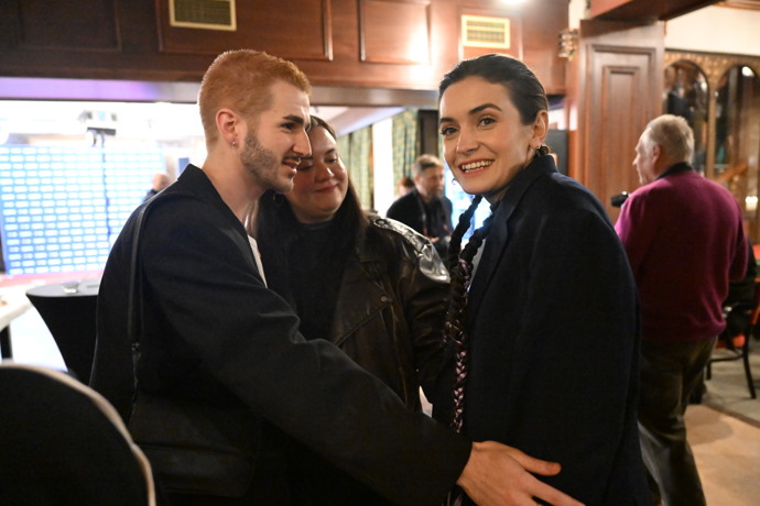 FOTO: Sarah Haváčová byla neustále v obležení mužů. – stránka 22