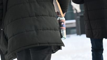 FOTO: Hosté přinesli lahev s podobiznou Pavla Nečase.