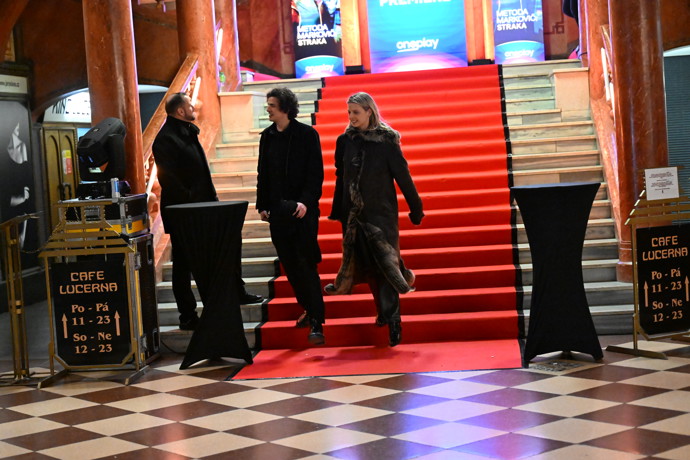 FOTO: Simona Lewandowská na odchodu z premiéry. – stránka 7