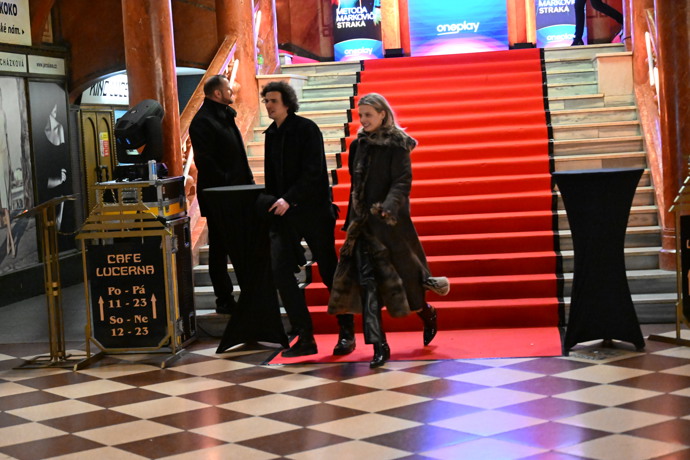 FOTO: Simona Lewandowská odcházela s neznámým mužem. – stránka 6