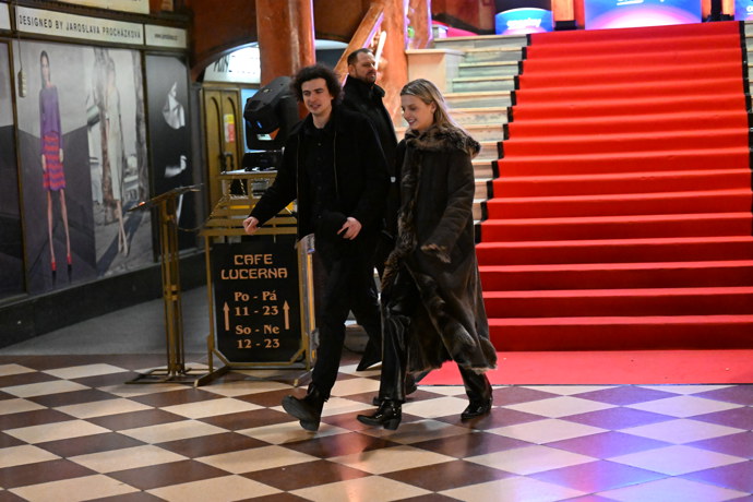 FOTO: Simona Lewandowská neodcházela domů sama. – stránka 5