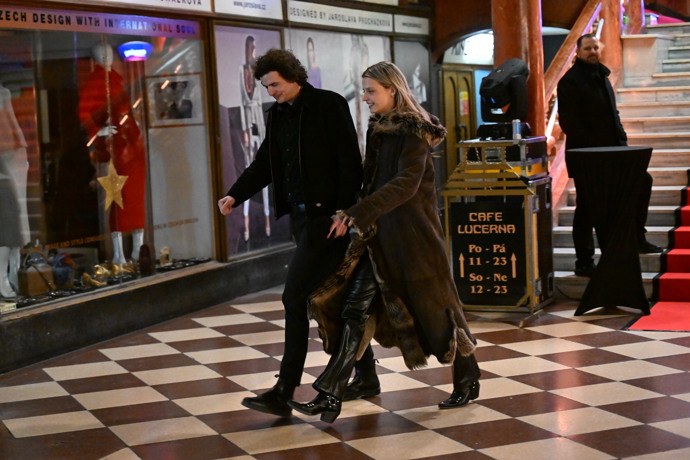 FOTO: Simona Lewandowská odchází z premiéry. – stránka 2