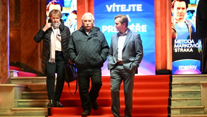 FOTO: Petr Lněnička odchází s rodiči.