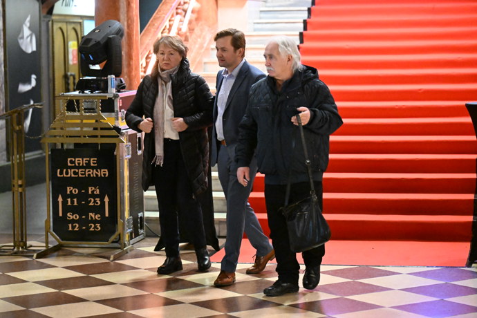 FOTO: Petr Lněnička s rodiči v pražské Lucerně. – stránka 10