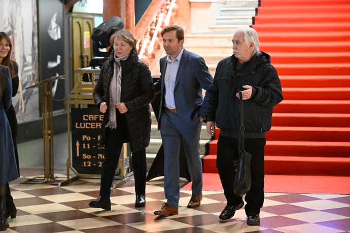 FOTO: Petra Lněničku na premiéře prvních dvou dílu Metoda Markovič: Straka doprovodili rodiče. – stránka 9