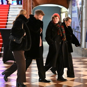 Mišík při odchodu se třemi kráskami.