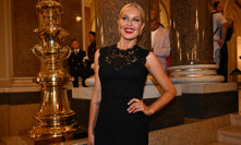 Simona Krainová se převlékla. 