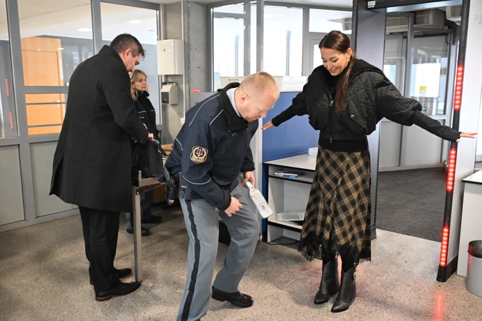 FOTO: Agáta Hanychová dorazila se smíchem na tváři. – stránka 51