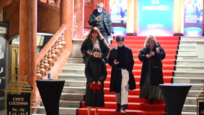 FOTO: Maxmilián Kocek s přítelkyní odcházejí z Lucerny.