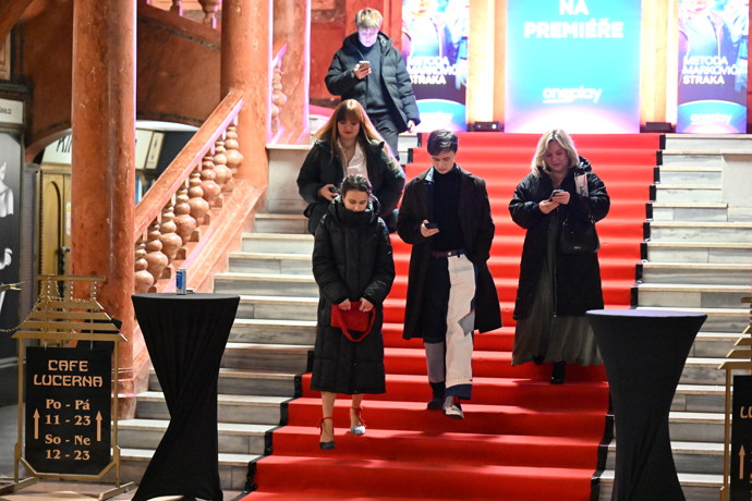 FOTO: Maxmilián Kocek s přítelkyní odcházejí z Lucerny. – stránka 9