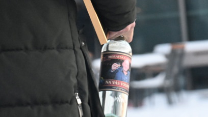 FOTO: Lahev s podobiznou Pavla Nečase.