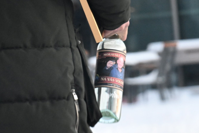 FOTO: Lahev s podobiznou Pavla Nečase. – stránka 15