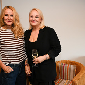 Vendula Pizingerová a její kartářka Iveta Vojtová.