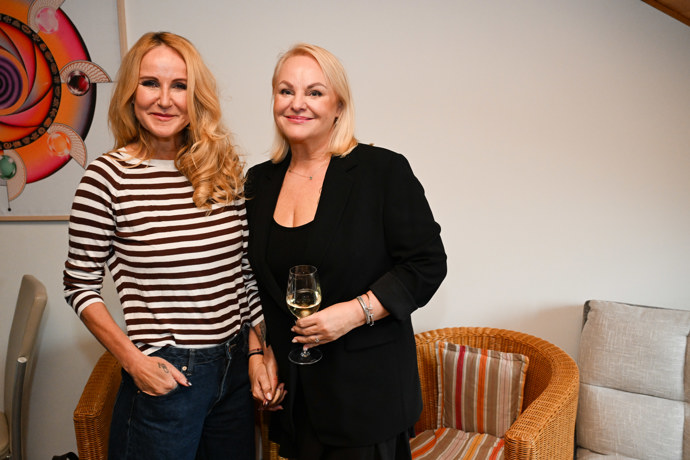 FOTO: Vendula Pizingerová a její kartářka Iveta Vojtová. – stránka 1