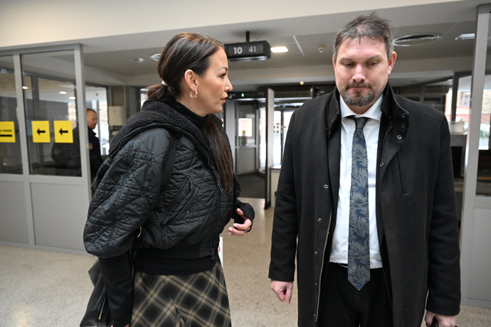 FOTO: Agáta Hanychová se svým advokátem. – stránka 49