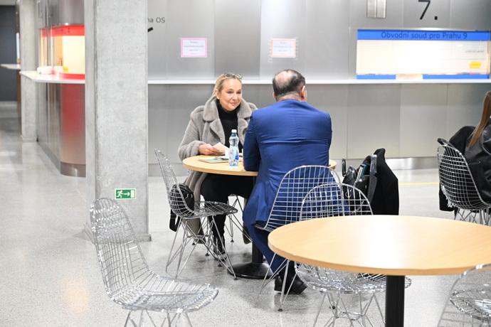 FOTO: Jaromír Soukup se svou advokátkou. – stránka 38