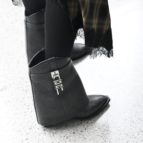 Agáta Hanychová přišla ve stylových botách.