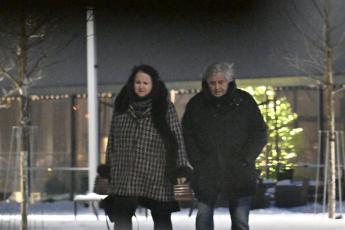 FOTO: Zdeněk Žák odchází ze smuteční hostiny. – stránka 12