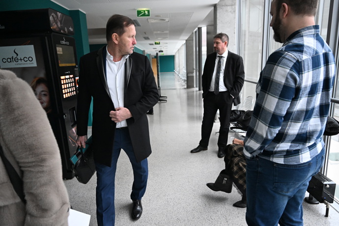 FOTO: Jaromír Soukup procházel kolem Agáty a netvářil se zrovna mile. – stránka 31