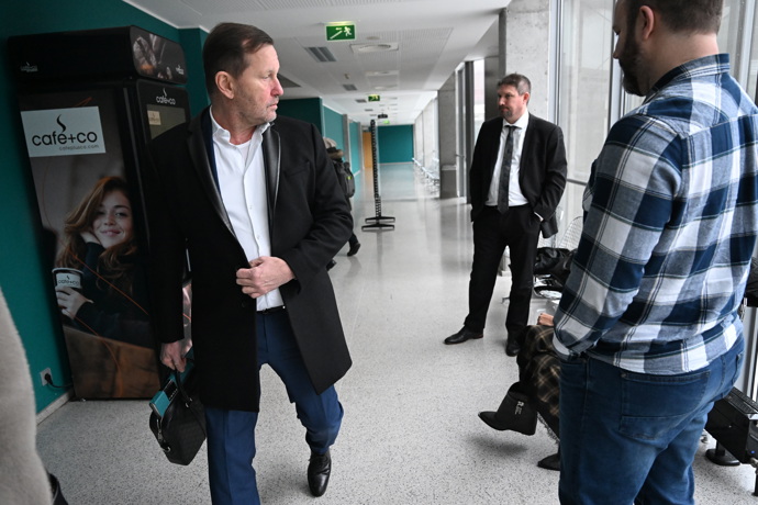 FOTO: Jaromír Soukup procházel kolem Agáty a netvářil se zrovna mile. – stránka 30