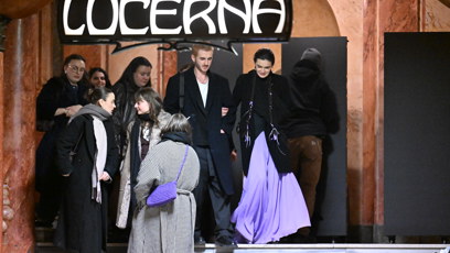 FOTO: Sarah Haváčová odchází z pražské Lucerny.