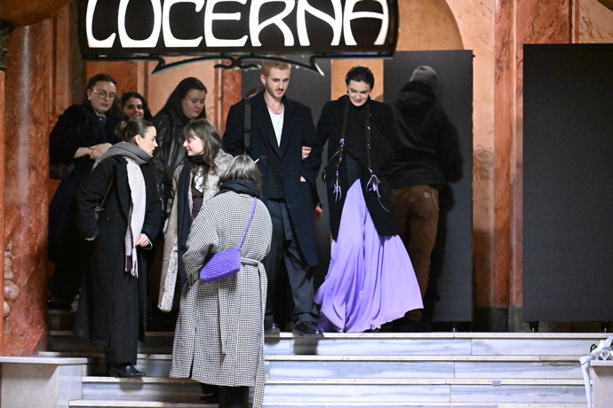 FOTO: Sarah Haváčová odchází z pražské Lucerny. – stránka 38