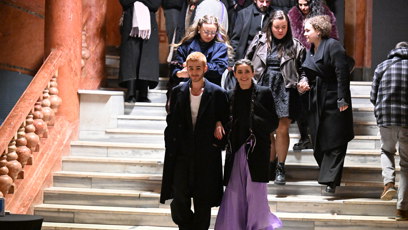 FOTO: Sarah Haváčová odchází ze slavnostní premiéry.