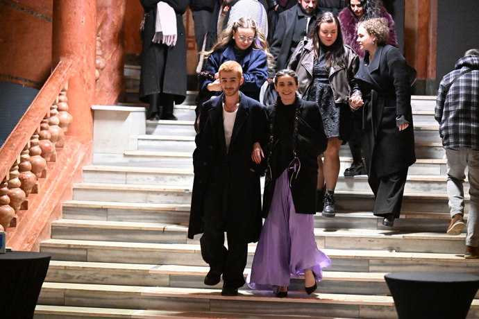 FOTO: Sarah Haváčová odchází ze slavnostní premiéry. – stránka 37