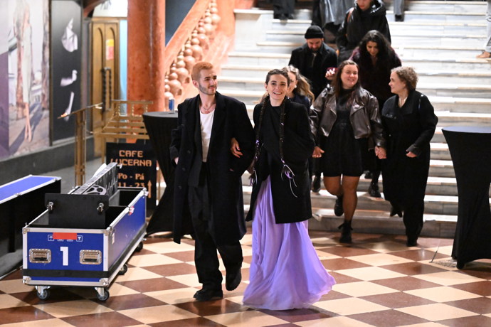 FOTO: Sarah Haváčová v doprovodu kamaráda. – stránka 36