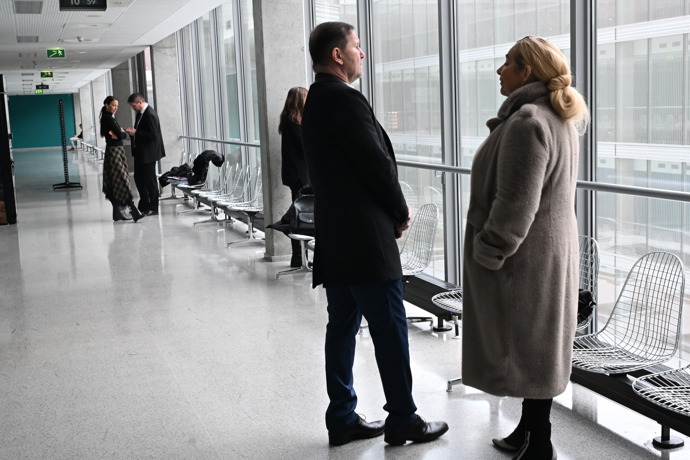 FOTO: Agáta Hanychová a Jaromír Soukup u soudu. – stránka 24