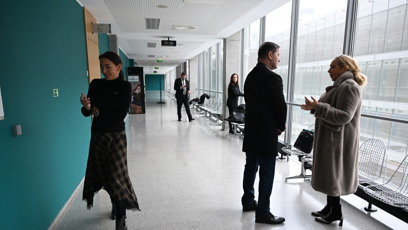 FOTO: Agáta Hanychová si šla přečíst papír u soudní místnosti.