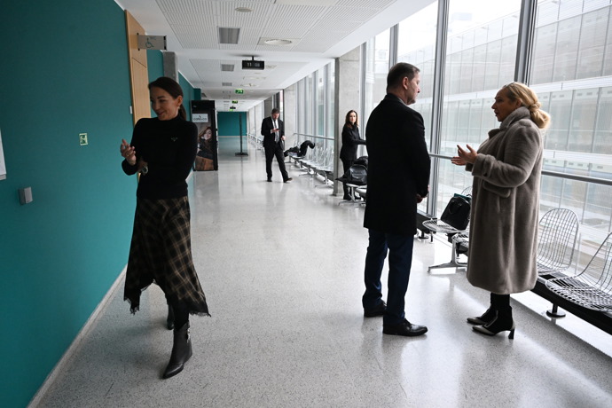 FOTO: Agáta Hanychová si šla přečíst papír u soudní místnosti. – stránka 14