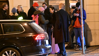 FOTO: Tajemný muž jí dělal celou dobu společnost.