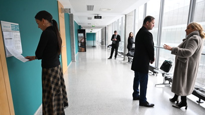 FOTO: Vypadalo to však, že poslouchá, co si Soukup s advokátkou říkají.