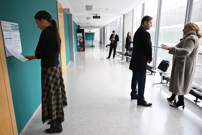 FOTO: Vypadalo to však, že poslouchá, co si Soukup s advokátkou říkají. – stránka 13