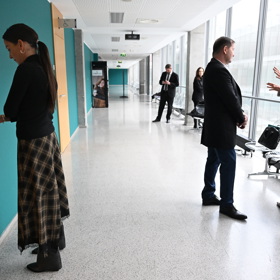 Agáta Hanychová si šla přečíst, co se píše na listu.