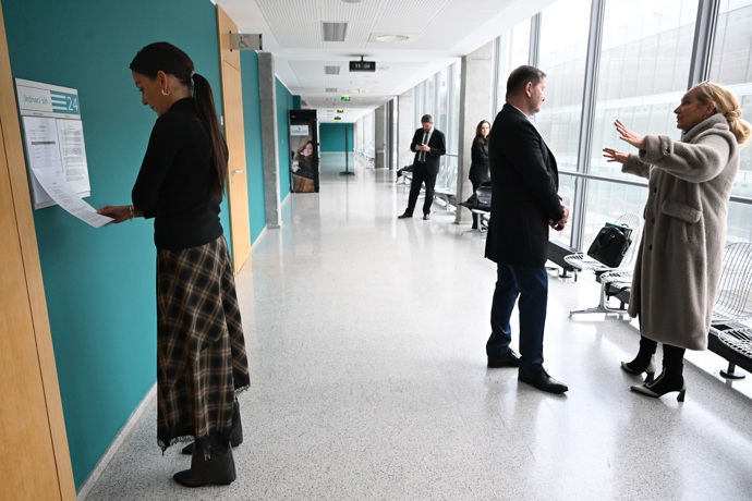 FOTO: Agáta Hanychová si šla přečíst, co se píše na listu. – stránka 12