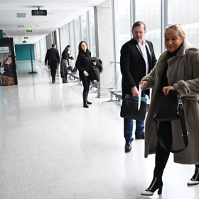 Jaromír Soukup s advokátkou Mgr. Lenkou Radoňovou míří do soudní síně.