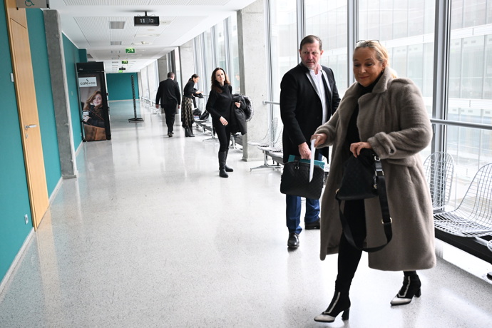 FOTO: Jaromír Soukup s advokátkou míří do soudní síně. – stránka 4