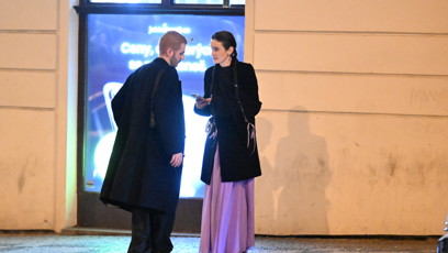 FOTO: Sarah Haváčová se svým doprovodem čeká na taxi.