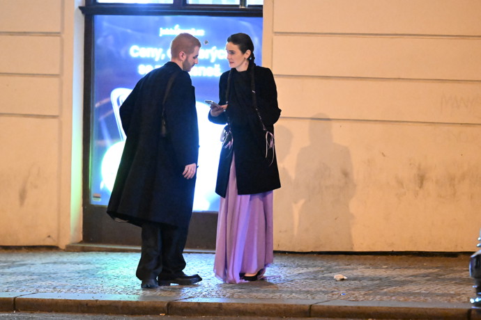 FOTO: Sarah Haváčová se svým doprovodem čeká na taxi. – stránka 13
