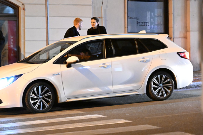 FOTO: Sarah Haváčová šla po premiéře do Vinárny U Sudu. – stránka 12