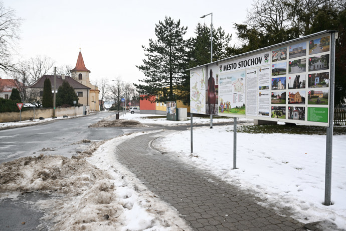 FOTO: Městečko Stochov, kde pobýval vrah Jiří Straka. – stránka 19